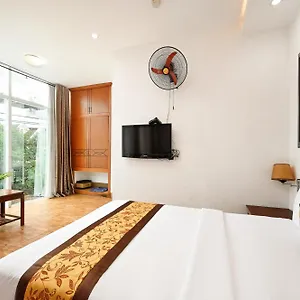 3* Отель Queen Saigon Airport